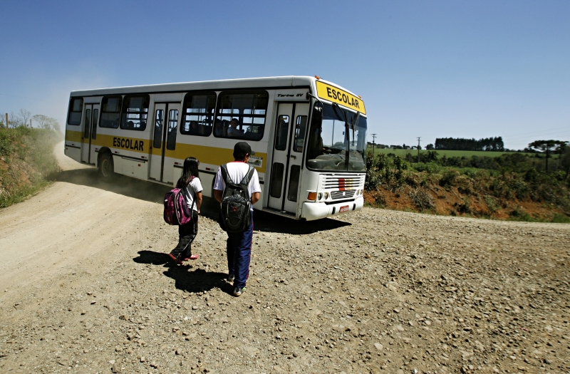 Crianças aguardam o ônibus escolar na localidade de Alvorada, área de disputa entre os municípios de Irati e Prudentópolis | Josué Teixeira/ Gazeta do Povo
