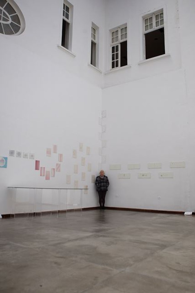 Estão dispostos no MAC 180 desenhos da artista, além de projeção de outros 600 |