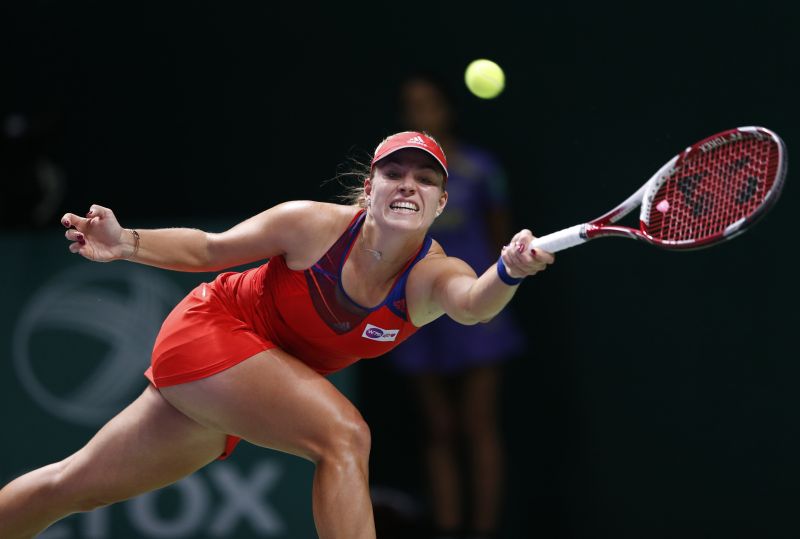 Angelique Kerber se esforça para rebater bola na vitória sobre Agnieszka Radwanska em Istambul | Murad Sezer / Reuters