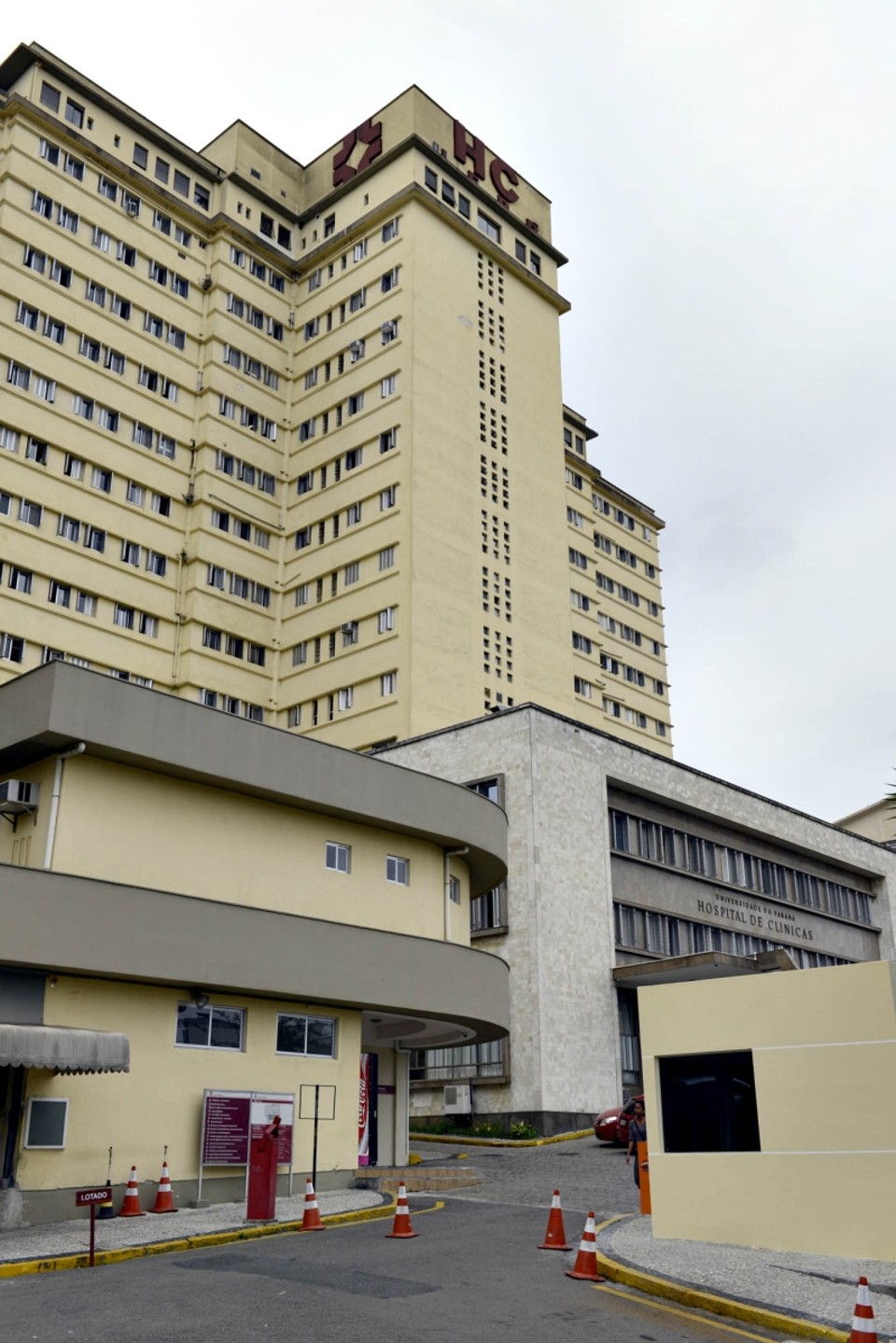 Para não fechar as vagas, o Hospital de Clínicas precisaria de pelo menos mais 400 funcionários, segundo o reitor Zaki Akel | Henry Milléo/ Gazeta do Povo