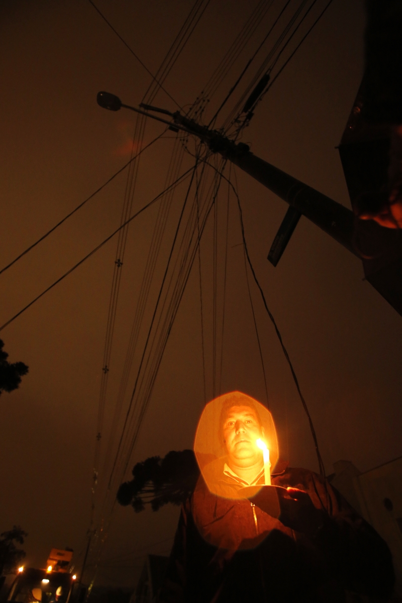 O vendedor Jefferson Miranda de Mello já havia reclamado sobre o risco de queda do poste. Ontem, com a chuva, o equipamento caiu | Marcelo Andrade/ Gazeta do Povo