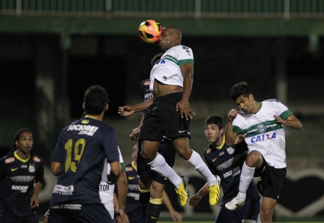 Luccas Claro por pouco não marcou o segundo gol do Coritiba de cabeça | 