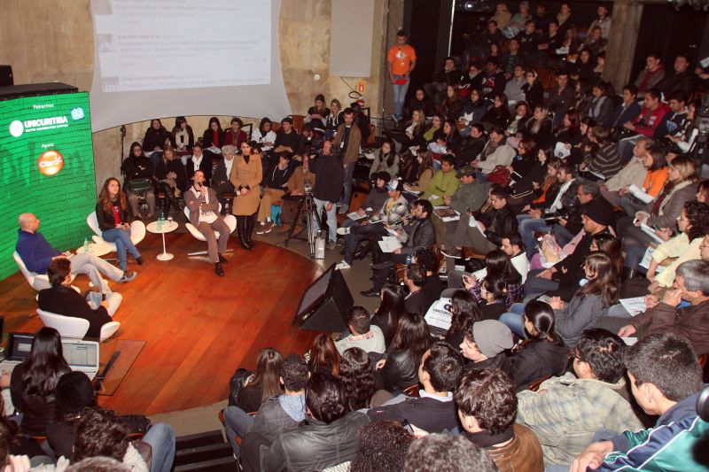 A terceira edição do Papo Universitário debateu novas formas de fazer política. Inscreva-se para a edição desta quarta-feira (2), com o tema "Contratam-se estrangeiros!" | Wenderson Araújo/ Gazeta do Povo