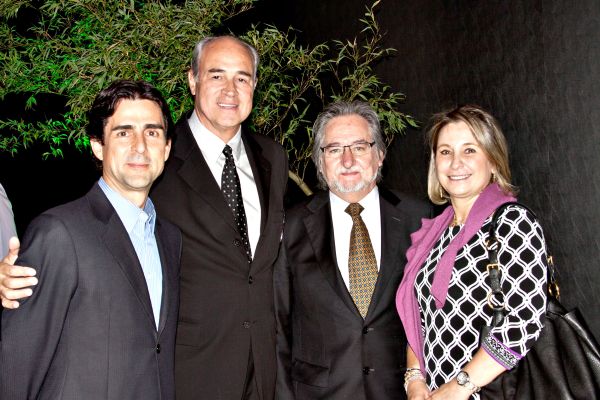 O ex-piloto e diretor do grupo UAB Motors, André Ribeiro (à esq.), com o diretor da concessionária Euro Import, Pedro Prosdócimo (gravata escura), o presidente da Jaguar Land Rover para a América Latina e Caribe, Flávio Padovan, e Rosane Soifer, no coquetel de apresentação do novo Range Rover Sport, no Pátio Batel | Raul Sobrinho