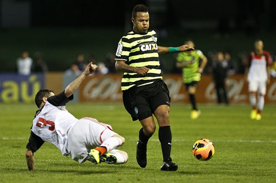 Bill bateu boca com um grupo de torcedores ao deixar o gramado na derrota para o Flamengo | Marcelo Andrade / Gazeta do Povo