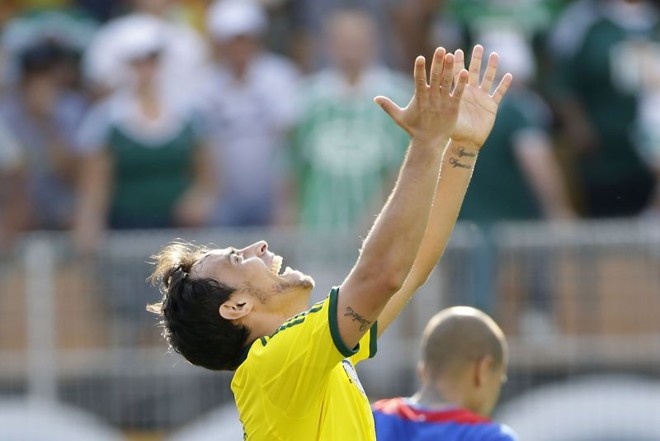 Valdivia levanta as mãos ao céu depois da partida que garantiu o retorno do Palmeiras à Série A | Leandro Martins / Futura Press / Folhapress