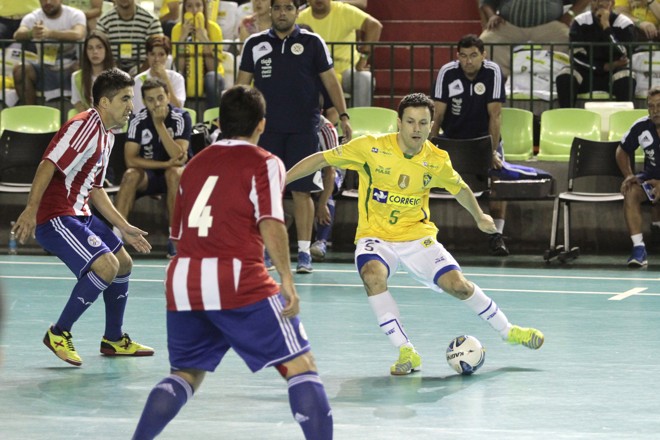 Após goleadas na primeira fase, brasileiros encontraram dificuldade diante da marcação paraguaia | Ivan Amorin / Gazeta Maringá
