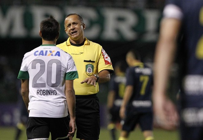 Robinho conversa com o árbitro Alício Pena Júnior | 