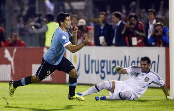 Suarez marcou um dos gols uruguaios contra a Argentina. Vitória não foi suficiente |