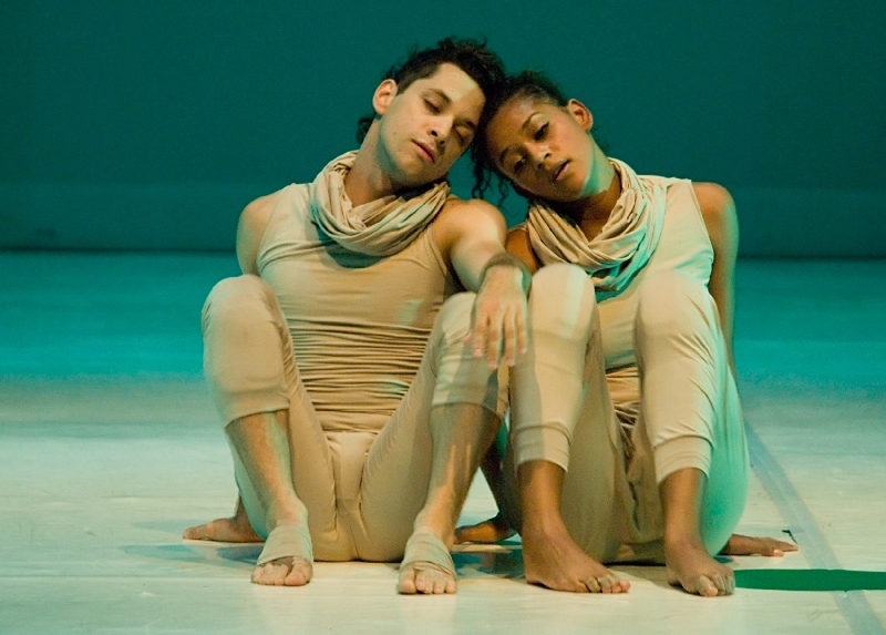 Bailarinos simulam luta por espaço, com toque de poesia | Henrique Araújo/Divulgação