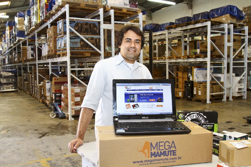 Willian Costa, gerente de marketing do Mega Mamute: aposta no Google e comparador de preços | Roberto Custódio/ Jornal de Londrina