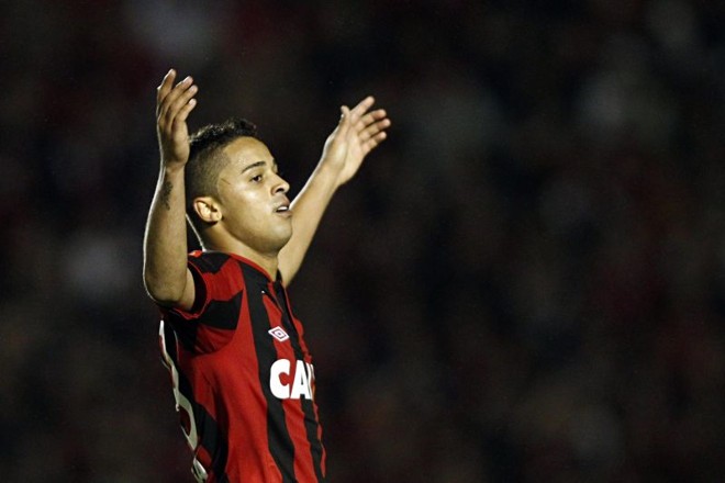 Dellatorre comemora seu gol na Vila Capanema | 