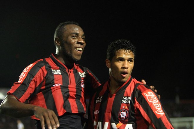 Na defesa, Manoel e Léo comemoram gol de Dellatorre | 