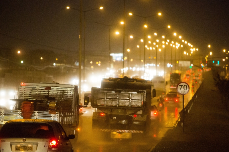 Veículos com mais de sete toneladas não podem circular na Linha Verde em horários de pico | Brunno Covello/Gazeta do Povo