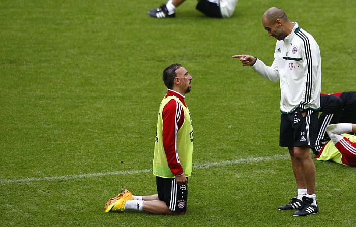 Guardiola orienta Ribery no treino do Bayer de Munique: treinador não teve medo de fazer alterações na equipe campeã da Champions | Reuters