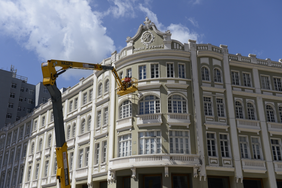 Funcionários usam uma grua para instalar as luzes para o Natal no Palácio Avenida | Henry Milléo/Agência de Notícias Gazeta do Povo