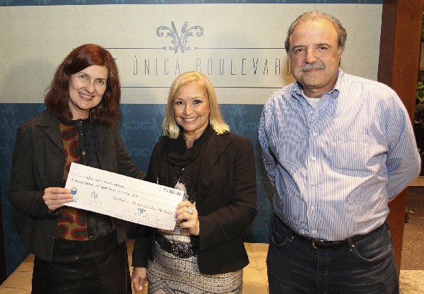 A diretora executiva do Complexo Pequeno Príncipe, Ety Cristina Forte Carneiro (à esq.), recebeu um cheque simbólico de 15 mil reais, equivalente à metade da renda arrecadada durante a terceira edição da Noite Única, realizada na última quarta-feira, pelos restaurantes do Boulevard do Shopping Palladium. O valor foi entregue pela gerente de marketing do shopping, Maria Aparecida de Oliveira, e pelo presidente do Grupo Tacla, Aníbal Tacla | Valterci Santos