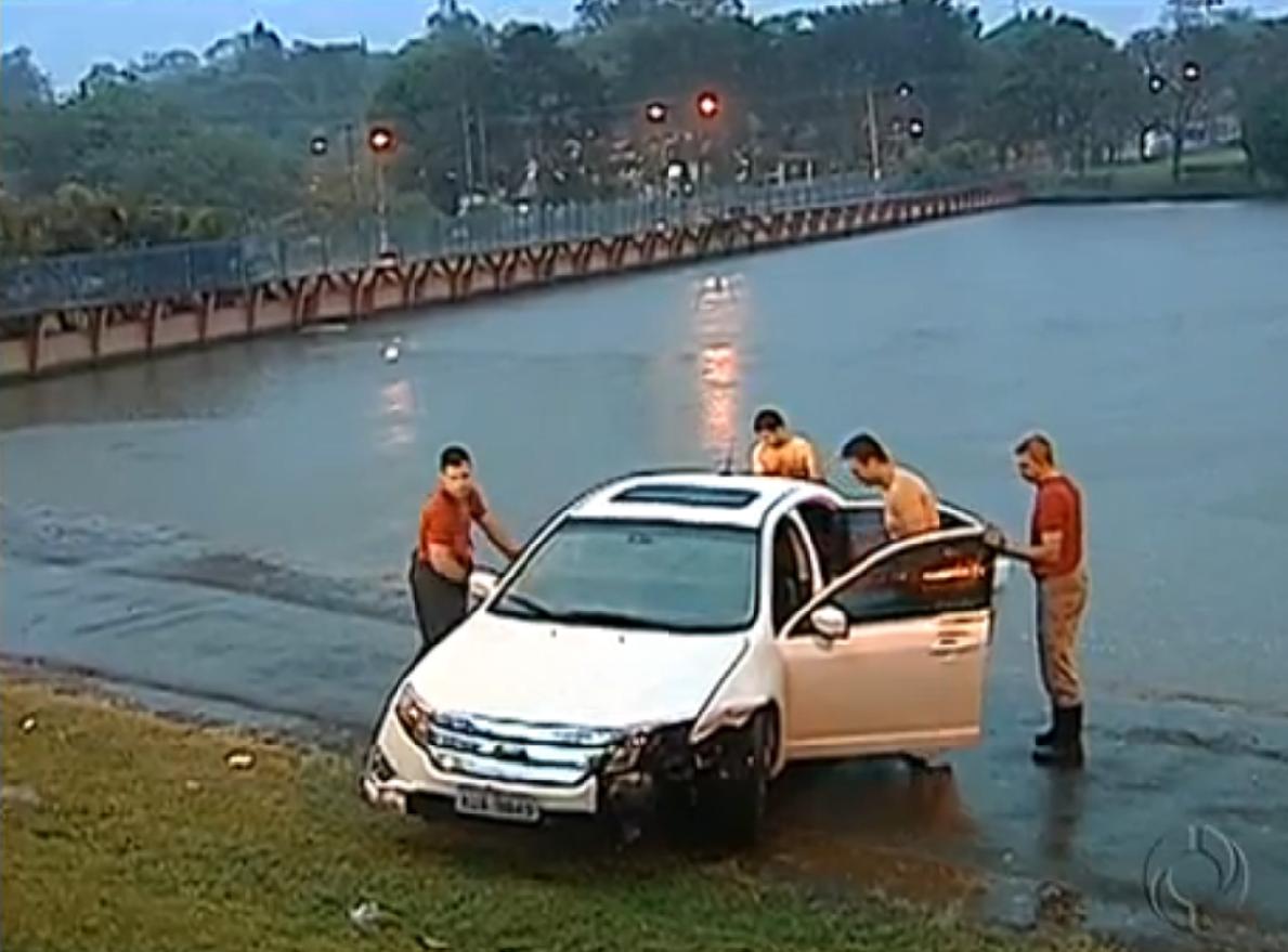 O motorista do carro foi abordado por dois homens armados quando estava próximo à Prefeitura | Reprodução / RPCTV