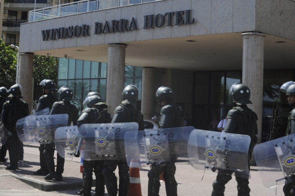 Militares montam guarda em frente ao hotel onde deve ocorrer o leilão. Outro exército, de advogados, tenta garantir realização do evento | Tânia Rêgo/ Agência Brasil