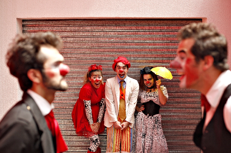 Em primeiro plano, Eliezer (esq.) e Felipe. Atrás, Natália, Rafael e Milene | Jonathan Campos/Gazeta do Povo