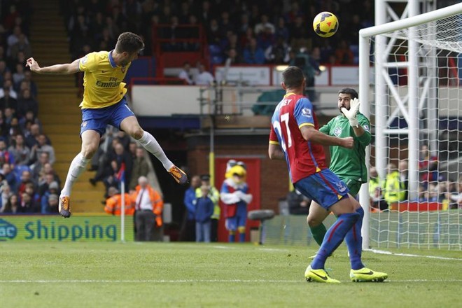 Olivier Giroud (esquerda), do Arsenal, cabeceia bola em jogo contra o Crystal Palace | EFE/EPA/TAL COHEN