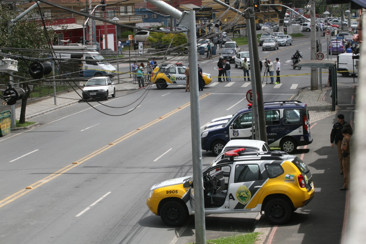 Viaturas da PM isolaram o entorno do 12º DP em Curitiba | Aliocha Maurício/Tribuna do Paraná
