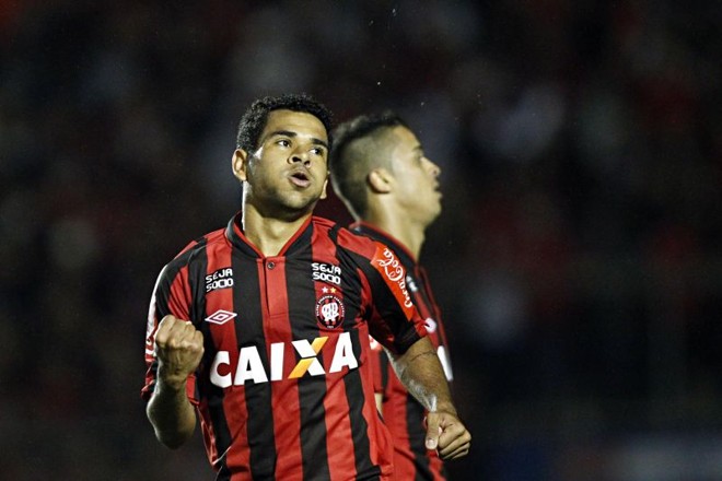 Autor do cruzamento para Dellatorre, Éderson festeja o gol rubro-negro | 