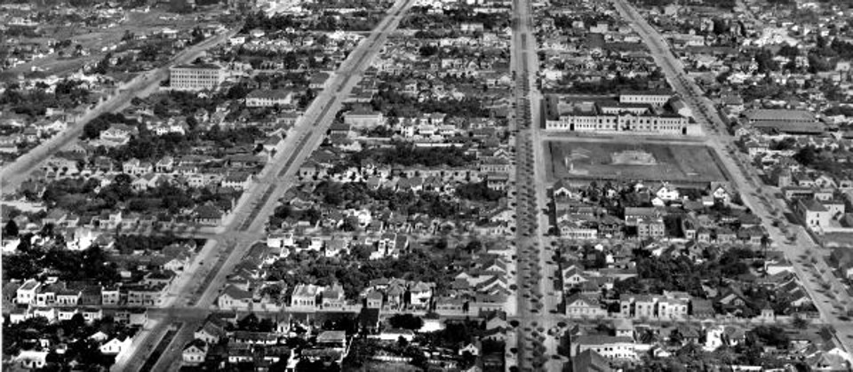 Foto aérea mostrando casas com jardins e quintais, entre as vias Visconde de Guarapuava, Sete de Setembro, Silva Jardim e Iguaçu, na década de 1940 | Acervo Cid Destefani