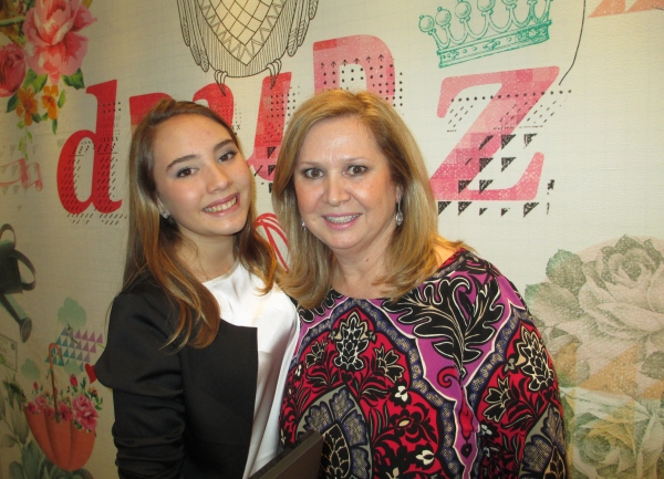 Ana Petruzziello Kohane (D) em sua loja Drubz, do Pátio Batel, com Renata Mocellin Silvério, embaixadora daquela marca teen | Divulgação