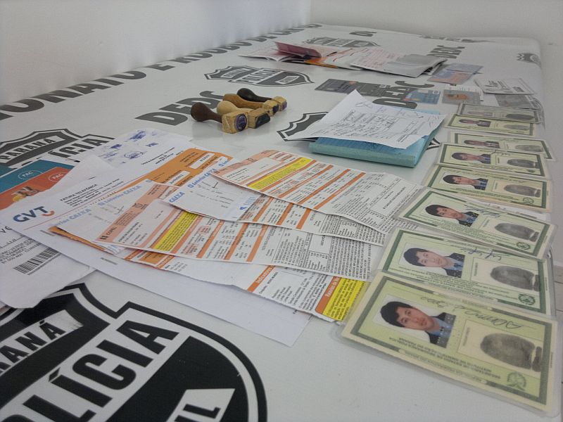 Com o suspeito, que estaria se passando por doutorando na UFPR, foram encontrados documentos falsos e cartões bancários | Rafael Neves/Gazeta do Povo