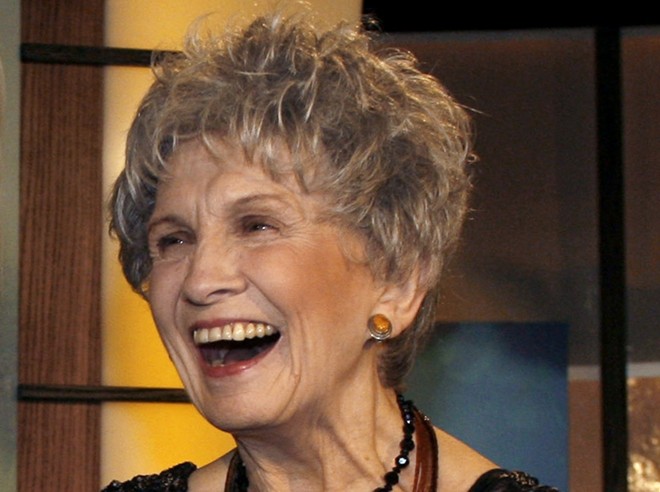 Alice Munro sorri em novembro de 2007 durante uma premiação em Toronto, no Canadá |