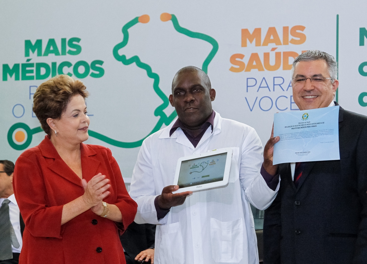 Presidente (à esq.) e o ministro Alexandre Padilha (à dir.) homenagearam o médico cubano Juan Delgado, que foi hostilizado na chegada ao país | Roberto Stuckert Filho/Presidência da República/Divulgação