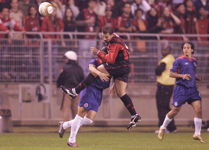 O volante Cocito, que disputou três Libertadores pelo Furacão, diz que o atual time tem espírito parecido com os de 1999 e 2001 | Pedro Serápio / Gazeta do Pofo