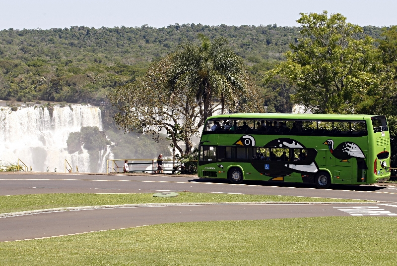 Os ônibus misturam diesel e eletricidade, com chassi da Volvo e carroceria da Marcopolo | Christian Rizzi/ Gazeta do Povo