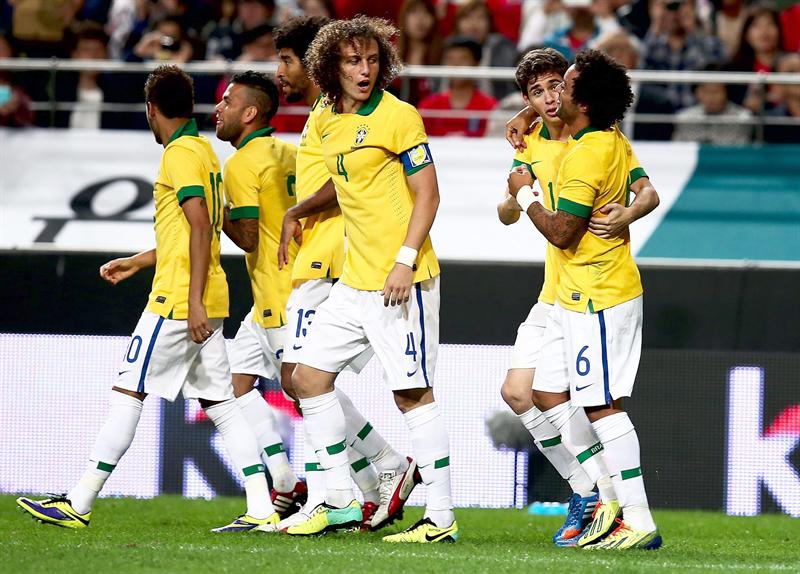 O brasileiro Oscar (segundo à direita)comemora com outros jogadores a vitória sobre a Coreia do sul | EFE/EPA/JEON HEON-KYUN