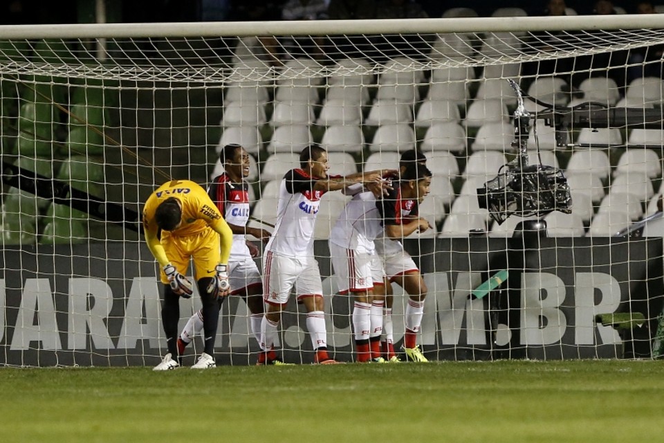 Enquanto o goleiro Vanderlei arruma o meião, desolado, os jogadores do Flamengo fazem trenzinho diante da câmera na comemoração do gol contra o Coritiba, no Couto Pereira | Marcelo Andrade/ Gazeta do Povo