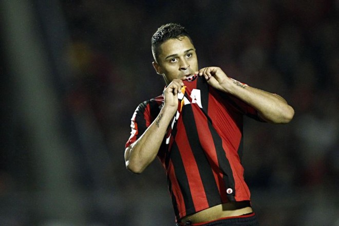 Dellatorre beija o símbolo atleticano na comemoração |