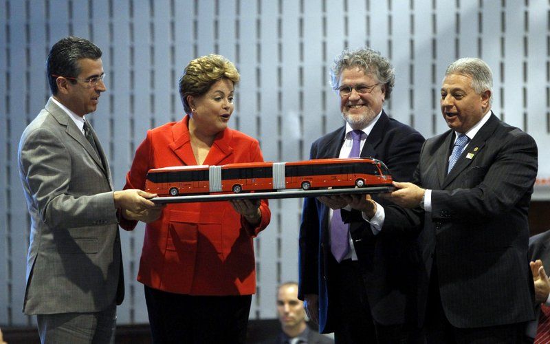 Presidente Dilma Rousseff recebe uma réplica em miniatura do ônibus expresso de Curitiba | Daniel Castellano / Agência de Notícias Gazeta do Povo
