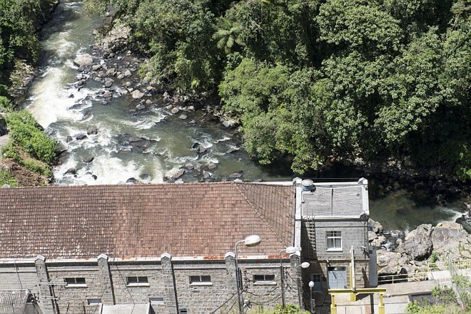 A vista é linda: cercado de verde e com a usina e o Rio São João lá embaixo | 