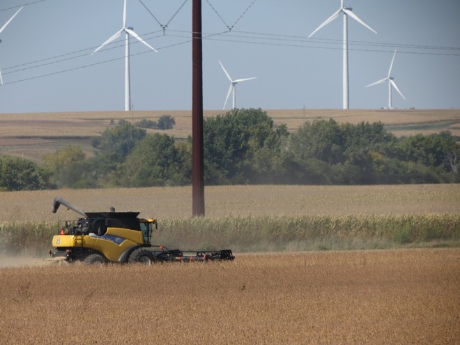 Colheitadeira percorre lavoura entre Iowa e Nebraska. Região que recebeu poucas chuvas se surpreende com produtividades médias. | Giovani Ferreira/gazeta Do Povo