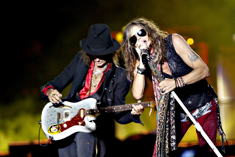 Joe Perry e Steven Tyler: visual espalhafatoso com performances altamente energéticas | Marcelo Andrade/Gazeta do Povo