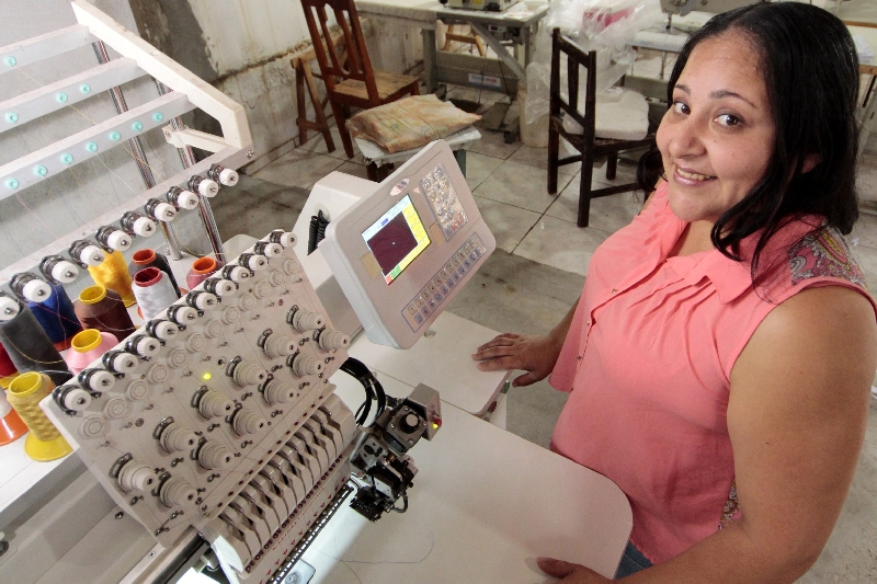 Leonir, de Nova Esperança, recorreu a uma garantidora para comprar uma máquina de bordar | Ivan Amorin/ Gazeta do Povo