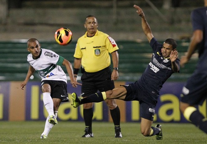 Volante Gil tenta finalização contra o gol de Aranha | 