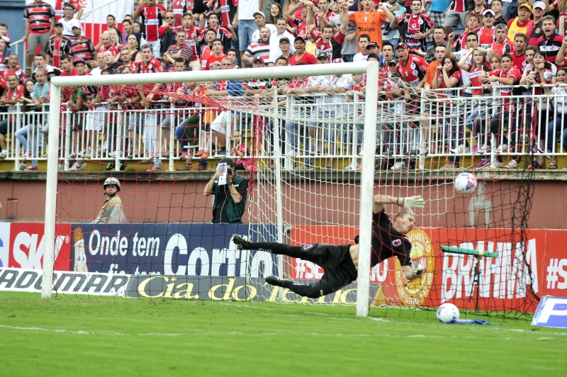 Luís Carlos tenta, sem sucesso, impedir o gol de Edu: derrota para o JEC complica bastante a situação do Paraná no Brasileiro | Rodrigo Philipps/Agência RBS