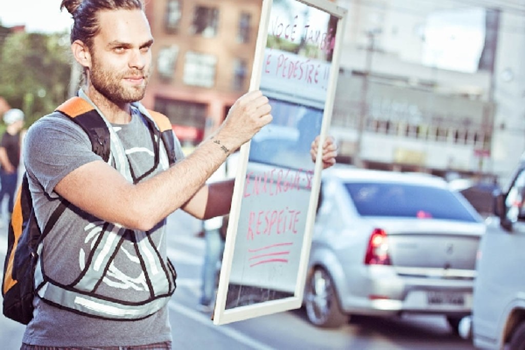 Associação de Ciclistas do Alto Iguaçu (CicloIguaçu): A CicloIguaçu é um braço institucionalizado de um movimento de cicloativistas que se articula em Curitiba desde 2005. Fundada em 2011, tem o objetivo de pôr a bicicleta na pauta da política pública de mobilidade, tanto da prefeitura quanto do governo estadual. A CicloIguaçu é fruto de um acúmulo histórico da discussão sobre a bicicleta na cidade. A gente insiste com os governantes, escreve e busca o diálogo, diz o coordenador-geral da ONG, Jorge Gomes de Oliveira Brand. A empreitada tem gerado bons resultados. Segundo Brand, as ciclovias anunciadas na Rodovia dos Minérios, entre Curitiba e Rio Branco do Sul, e na Rodovia Leopoldo Jacomel, que liga Curitiba a Pinhais, são frutos da insistência da CicloIguaçu. A persistência é importante. Não adianta criticar algo e não ir atrás depois para conferir os resultados, afirma Brand.