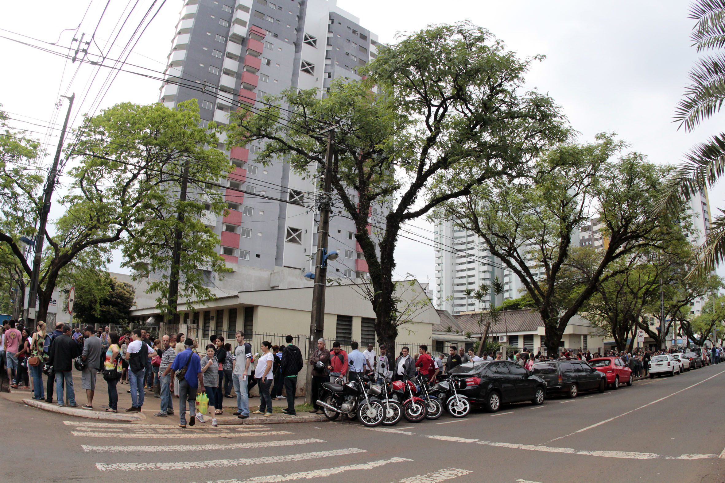 Fila contornava o quarteirão do prédio do Fórum Eleitoral de Maringá, na manhã desta quinta-feira, em Maringá | Ivan Amorin/Gazeta Maringá