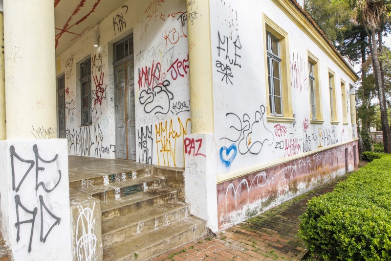 Casa Klemtz está desocupada há cerca de um ano: paredes marcadas pelo spray | Daniel Castellano/ Gazeta do Povo