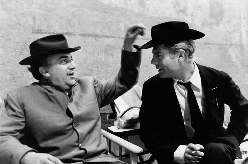 Fellini e Marcello Mastroianni no set de Oito e 1/2, em imagem que integra a exposição de 50 fotos do filme feitas por Tazio Secchiaroli. Evento faz parte da Corrente Cultural | Tazio Secchiaroli/Divulgação