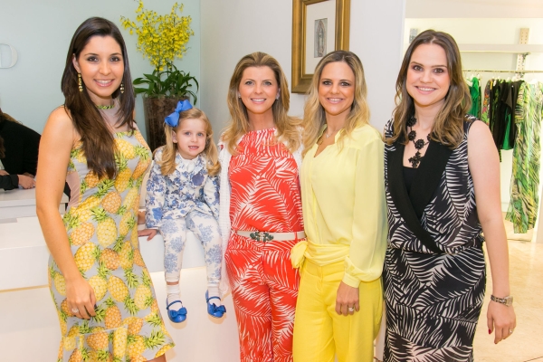 As irmãs Juliana e Giovana Martins de Oliveira (ambas à dir.) com Maria Victoria Mansur (à esq.), Thayse Martinez e sua filha Maria Isabel no coquetel de lançamento da Coleção de Alto Verão 2014, quarta-feira, no Shopping Crystal | Naideron Jr.