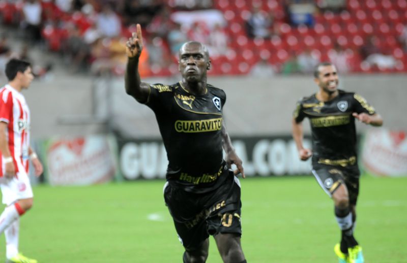Seedorf comemora o gol da virada do Botafogo sobre o Náutico na Arena Pernambuco | Antonio Carneiro / Folhapress